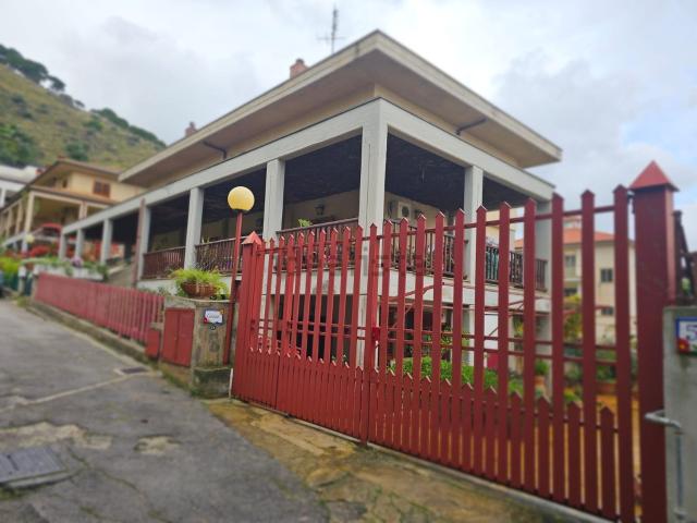 Villetta bifamiliare in vendita di 243 m² in Via Porziuncola, 5