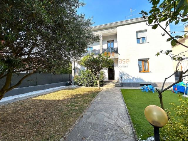 Villetta bifamiliare in vendita di 243 m²