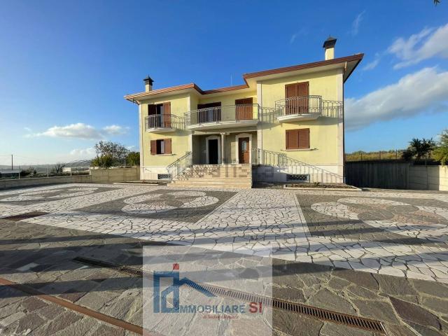 Villetta bifamiliare in vendita di 240 m² in Contrada Montecalvo