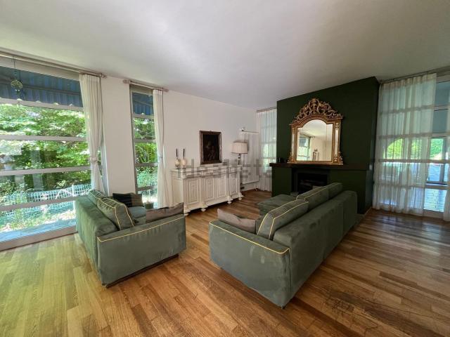 Villetta bifamiliare in vendita di 240 m² in Strada della Viola, 137