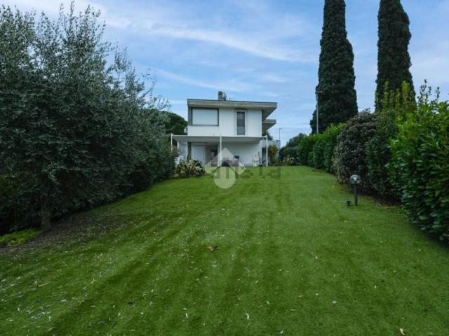 Villetta bifamiliare in vendita di 240 m² in Via A. Vivaldi, 19