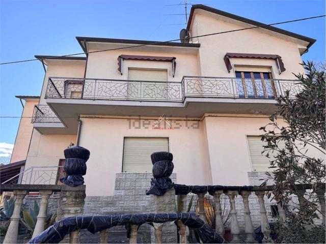 Villetta bifamiliare in vendita di 240 m² in Via Aretina