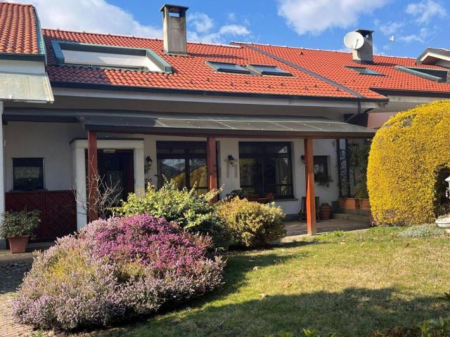 Villetta bifamiliare in vendita di 240 m² in Via B. Castagneri, 18