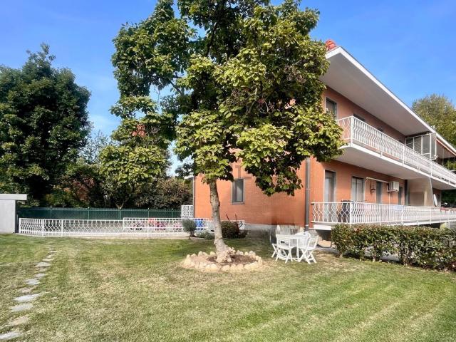 Villetta bifamiliare in vendita di 240 m² in Via Borromini, 30