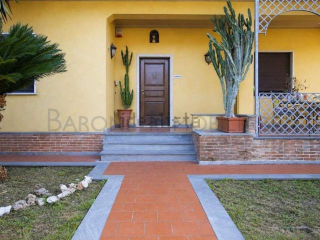 Villetta bifamiliare in vendita di 240 m² in Via Campo d&apos Appio, 90
