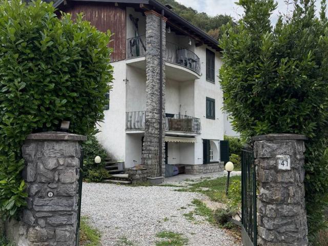 Villetta bifamiliare in vendita di 240 m² in Via Caravaggio, 41