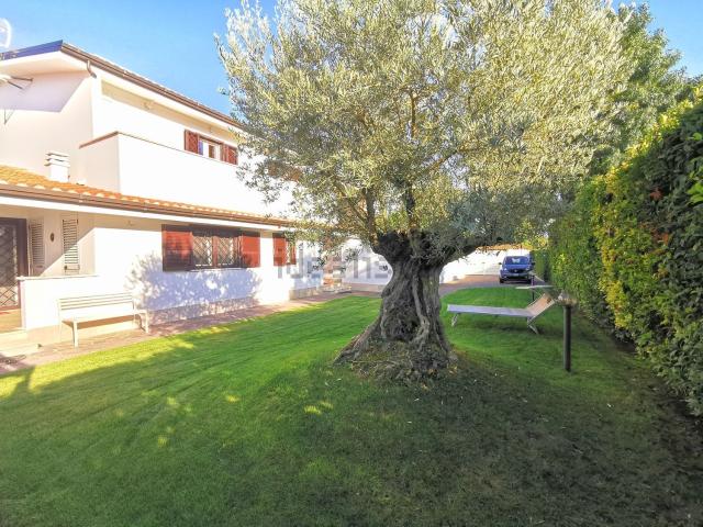 Villetta bifamiliare in vendita di 240 m² in Via Carlo Grabher, 72