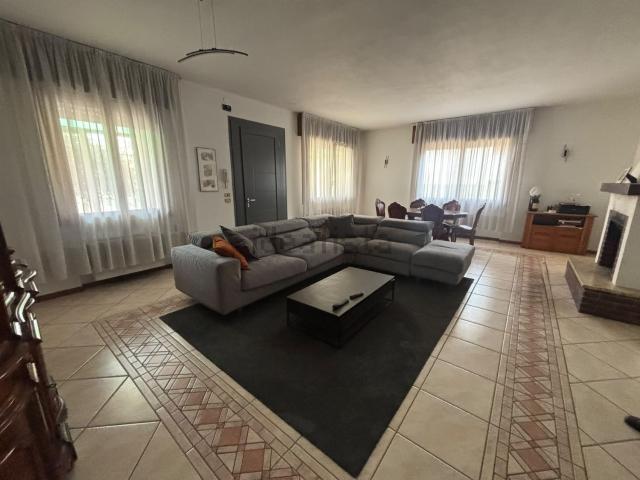 Villetta bifamiliare in vendita di 240 m² in Via Cavrie
