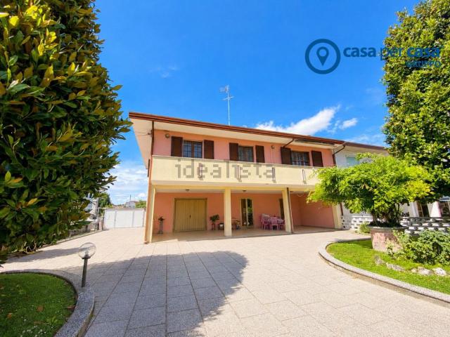 Villetta bifamiliare in vendita di 240 m² in Via Cimitero