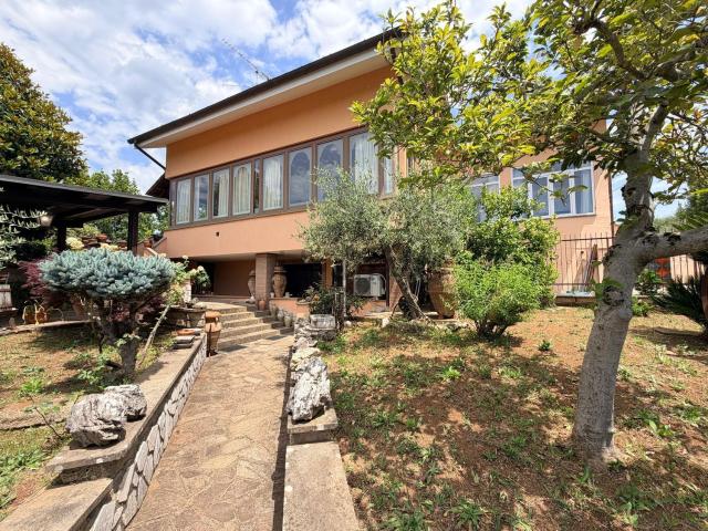 Villetta bifamiliare in vendita di 240 m² in Via Colle Palombara