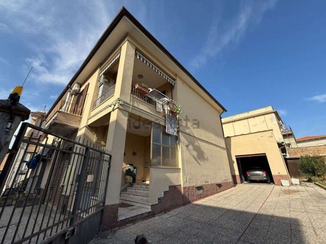 Villetta bifamiliare in vendita di 240 m² in Via del Falco