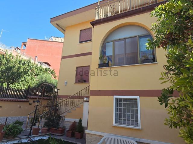 Villetta bifamiliare in vendita di 240 m² in Via delle Vigne