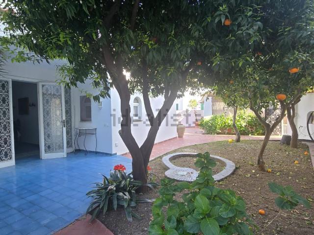 Villetta bifamiliare in vendita di 240 m² in Via delle Vigne, 23
