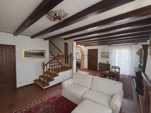 Villetta bifamiliare in vendita di 240 m² in Via Enrico Toti