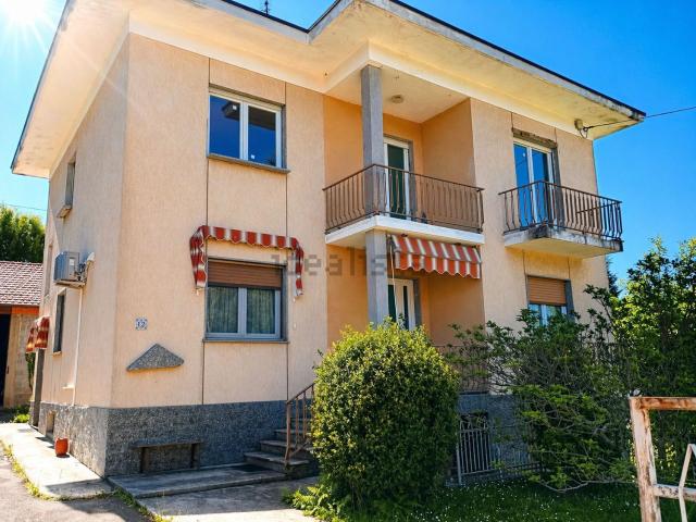Villetta bifamiliare in vendita di 240 m² in Via F.lli Tondi