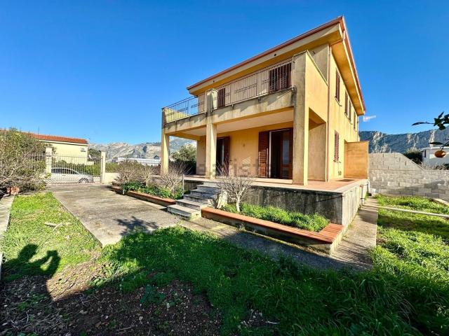 Villetta bifamiliare in vendita di 240 m² in Via Ferdinando Magellano