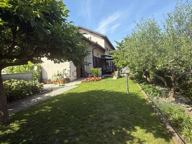 Villetta bifamiliare in vendita di 240 m² in Via Firenze, 10