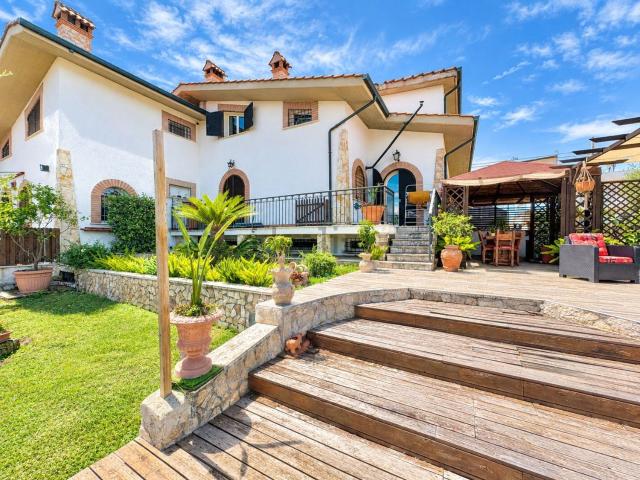 Villetta bifamiliare in vendita di 240 m² in Via Floro