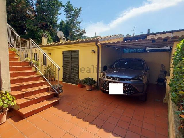 Villetta bifamiliare in vendita di 240 m² in Via Fratelli Cervi