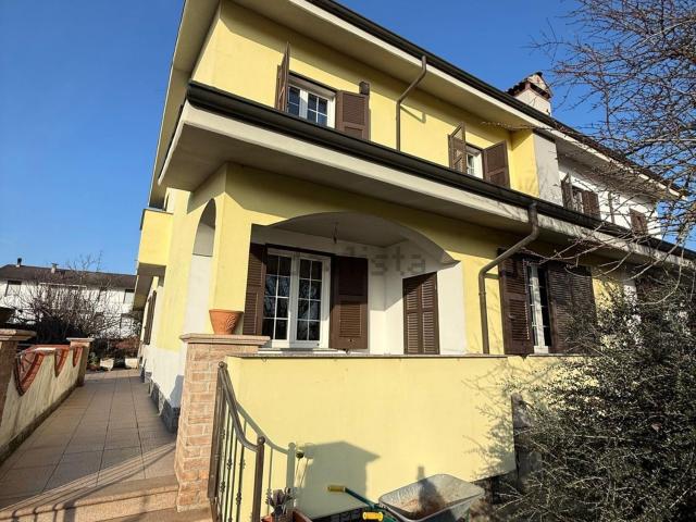 Villetta bifamiliare in vendita di 240 m² in Via Fraschetta, 77