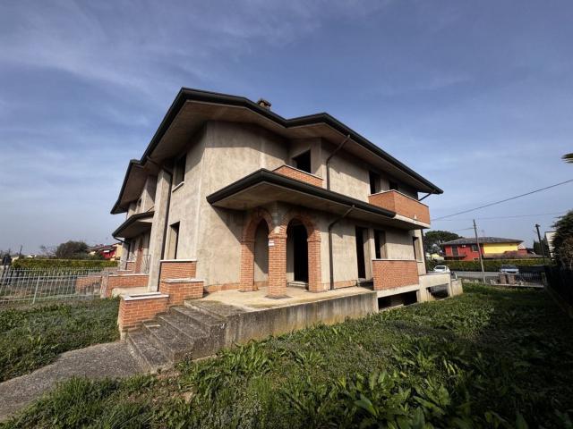 Villetta bifamiliare in vendita di 240 m² in Via Gallucci