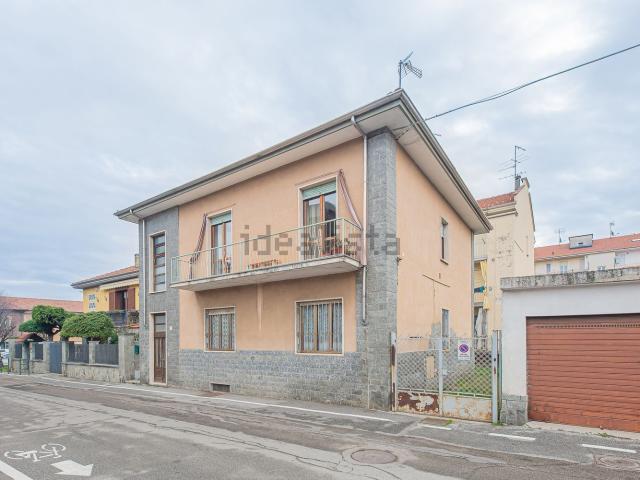 Villetta bifamiliare in vendita di 240 m² in Via Luigi Mussino