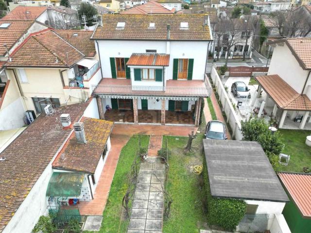 Villetta bifamiliare in vendita di 240 m² in Via Giacomo Puccini