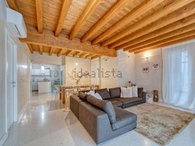 Villetta bifamiliare in vendita di 240 m² in Via Giacomo Zanella