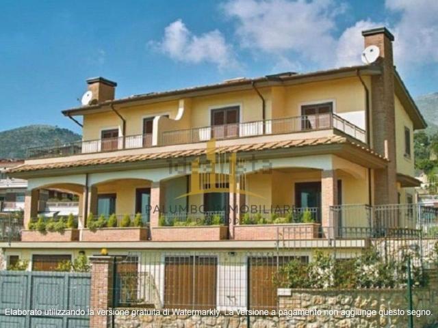 Villetta bifamiliare in vendita di 240 m² in Via Giuseppe Paone
