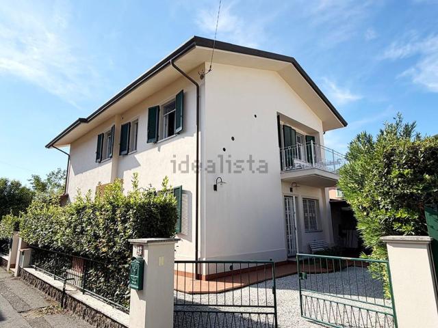 Villetta bifamiliare in vendita di 240 m² in Via Lorenzo dei Medici, 64
