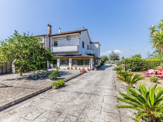 Villetta bifamiliare in vendita di 240 m² in Via Migliara 45