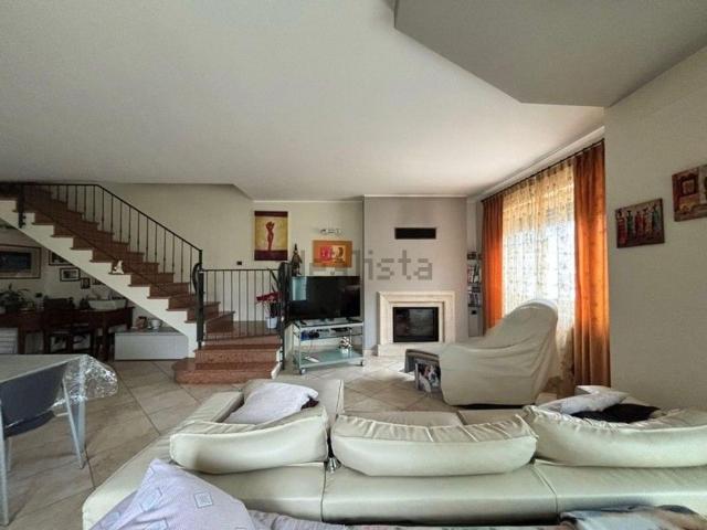 Villetta bifamiliare in vendita di 240 m² in Via Motta