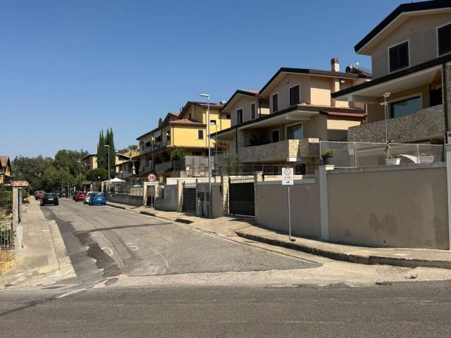 Villetta bifamiliare in vendita di 240 m² in Via Padula