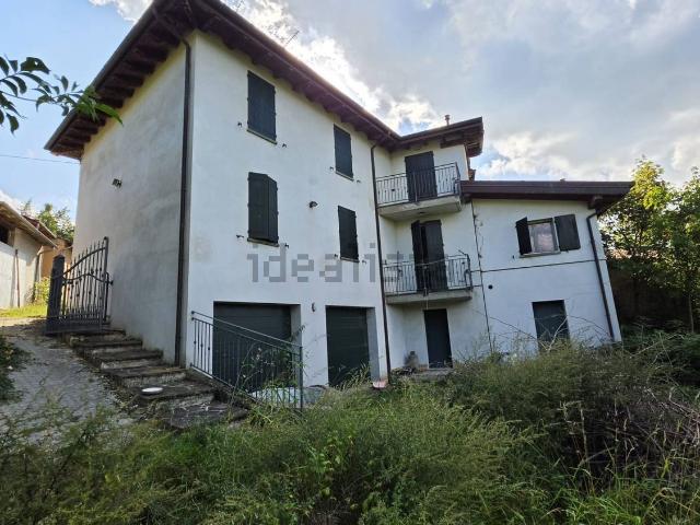 Villetta bifamiliare in vendita di 240 m² in Via Pratolino