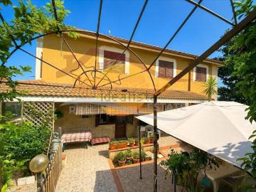 Villetta bifamiliare in vendita di 240 m² in Via Priamo