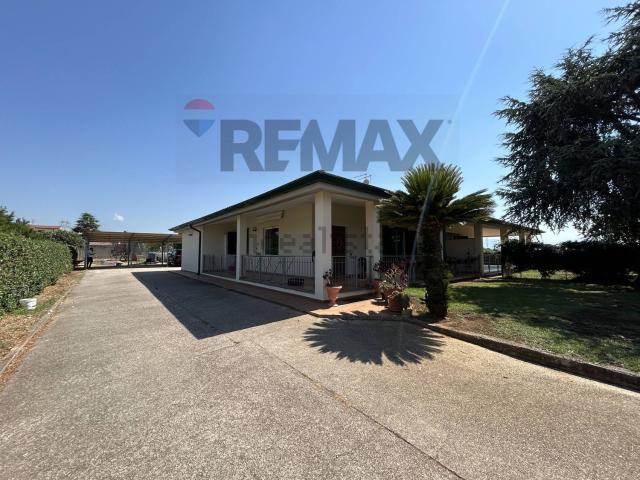 Villetta bifamiliare in vendita di 240 m² in Via Retarola, 99