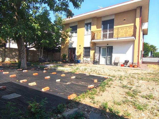 Villetta bifamiliare in vendita di 240 m² in Via Roma, 11