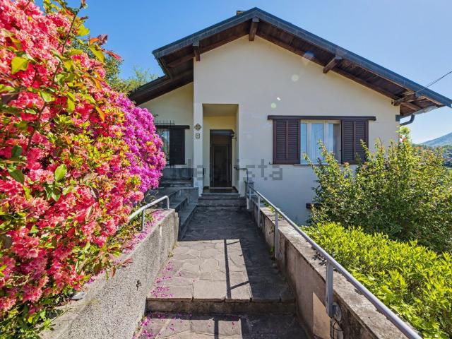 Villetta bifamiliare in vendita di 240 m² in Via Roccolo