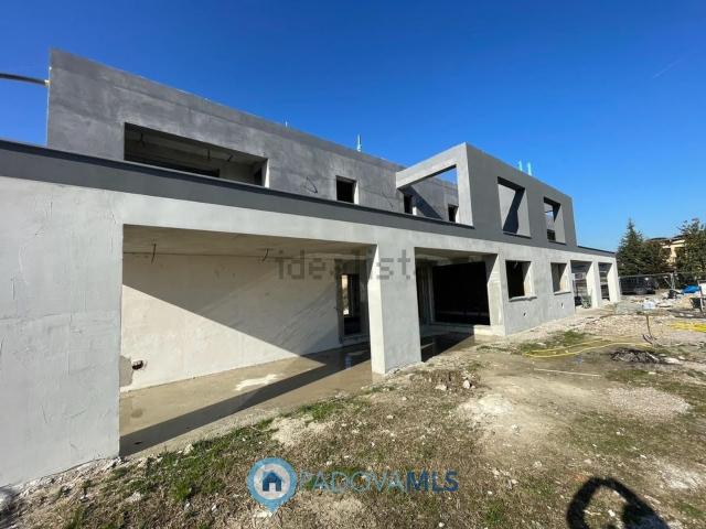 Villetta bifamiliare in vendita di 240 m² in Via Santa Bertilla, 3