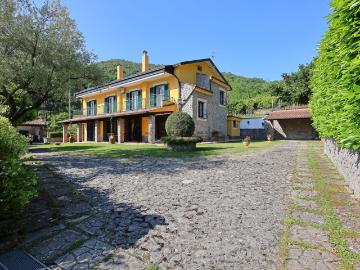 Villetta bifamiliare in vendita di 240 m² in Via Santi Quaranta