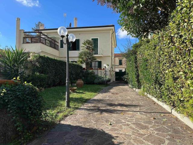 Villetta bifamiliare in vendita di 240 m²