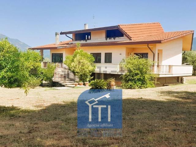 Villetta bifamiliare in vendita di 241 m² in Via Degli Uliveti