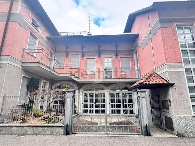 Villetta bifamiliare in vendita di 241 m² in Via Galileo Ferraris, 2