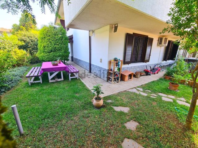 Villetta bifamiliare in vendita di 241 m² in Via Giovanni Falcone