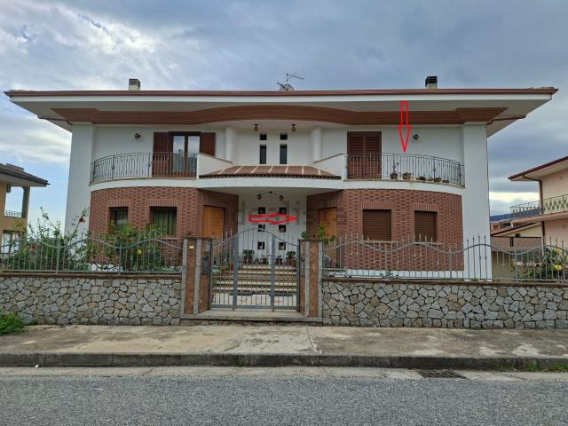 Villetta bifamiliare in vendita di 241 m² in Via Giuseppe Scuteri, 25