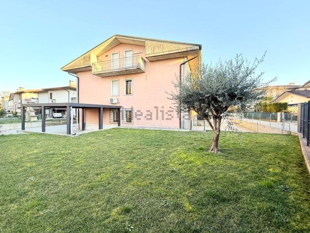 Villetta bifamiliare in vendita di 241 m² in Viale Magellano, 107