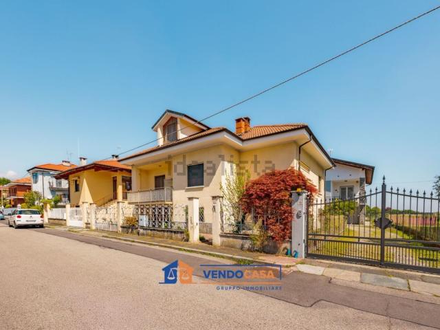 Villetta bifamiliare in vendita di 242 m² in Via Francesco Petrarca, 20