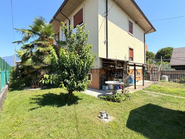 Villetta bifamiliare in vendita di 242 m² in Via San Vincenzo, 1