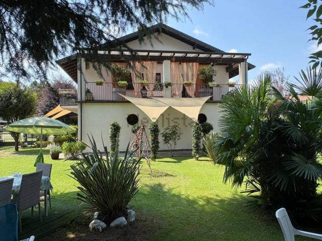 Villetta bifamiliare in vendita di 247 m² in Strada Cons. del Respiro, 10