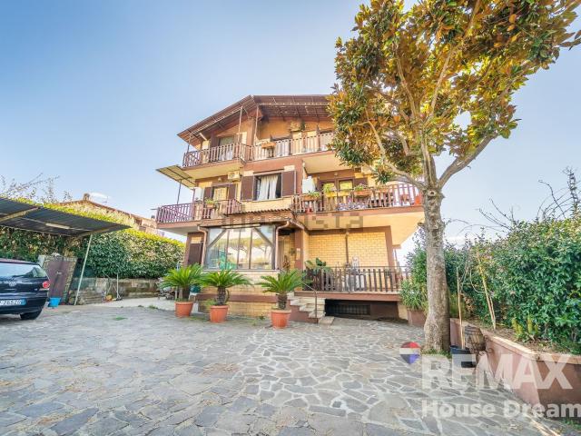 Villetta bifamiliare in vendita di 247 m² in Via Anagnina, 456